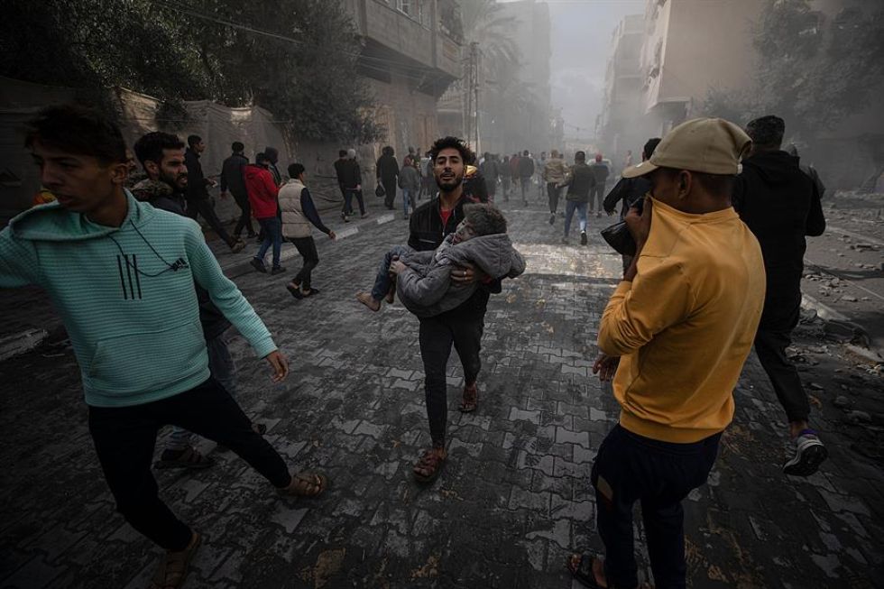Un niño herido recibe asistencia tras los ataques aéreos israelíes en la ciudad de Rafah, en el sur de la Franja de Gaza.