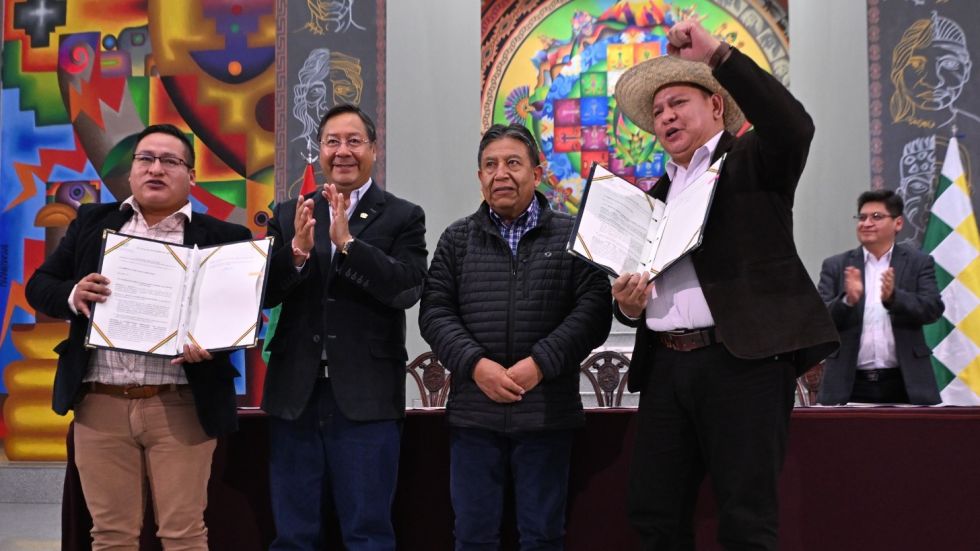 El presidente Luis Arce y el vicepresidente David Choquehuanca con representantes de los alcaldes.