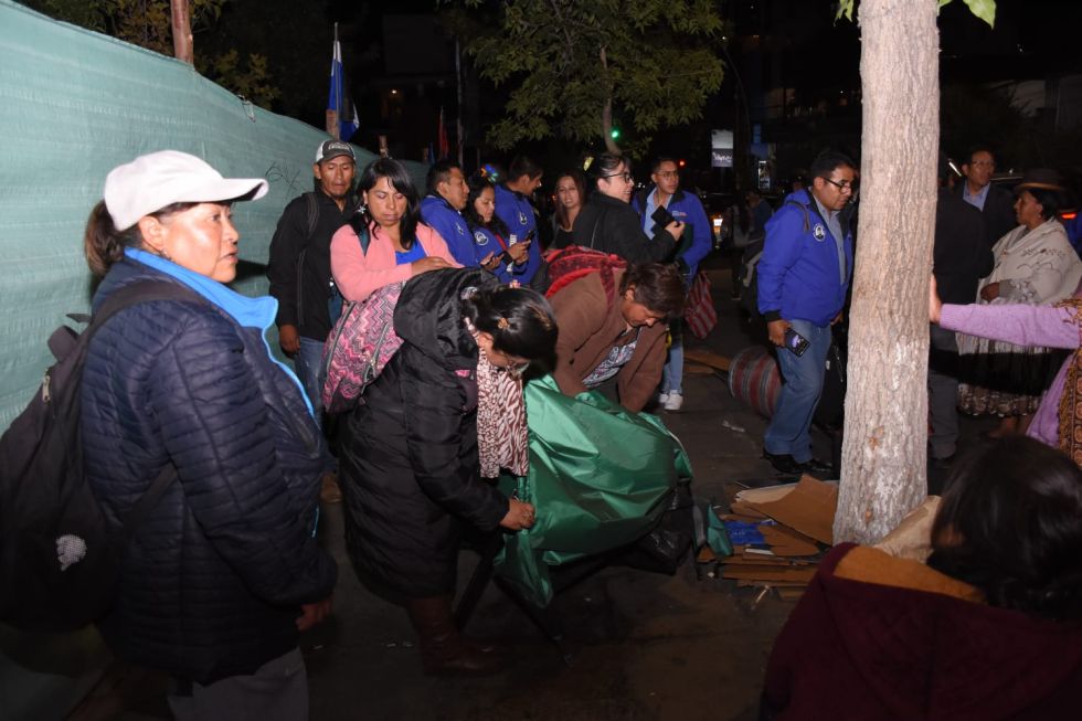 Los militantes del MAS levantan su vigilia en el frontis del TSE, en La Paz.