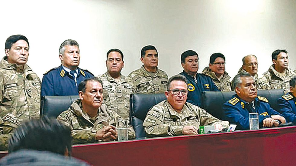CONFERENCIA. El excomandante de las FFAA, Williams Kaliman (c), rodeado de los exjefes el 2019.