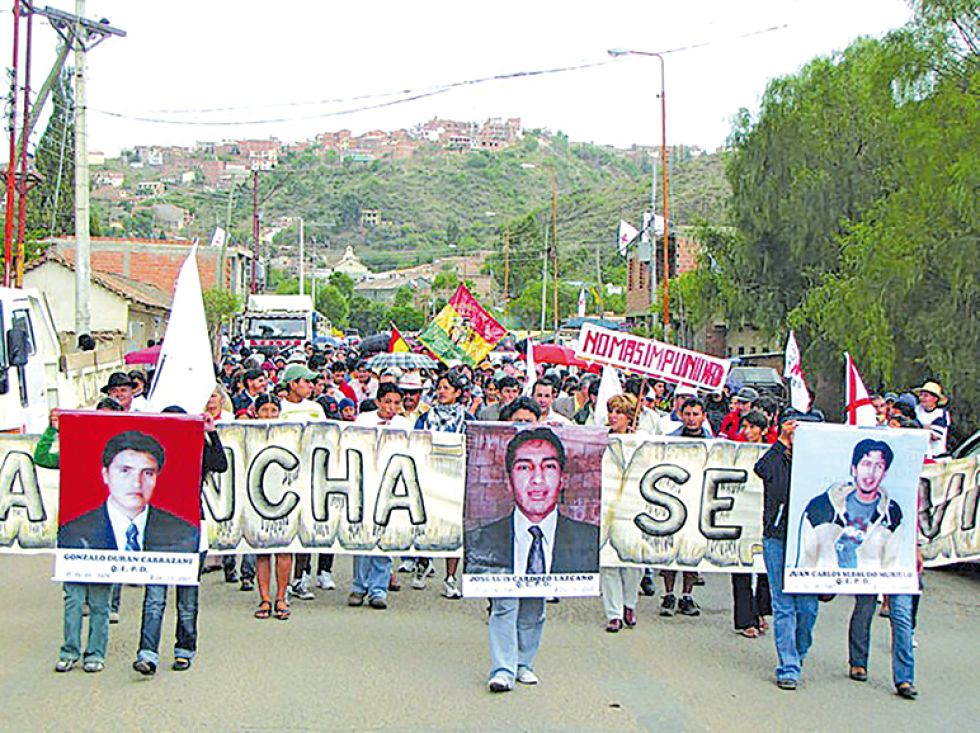 MÁRTIRES. Una movilización con las fotografías de los tres chuquisaqueños caídos en los enfrentamientos de Noviembre Negro de 2007.