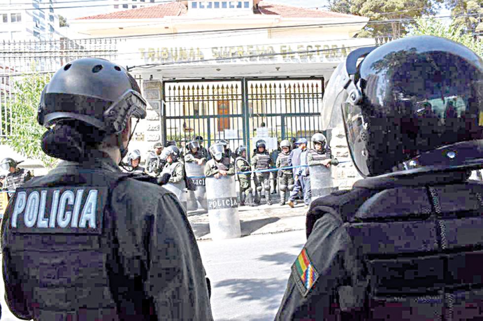 TSE. Efectivos policiales resguardan el miércoles las instalaciones del Tribunal Supremo Electoral en La Paz
