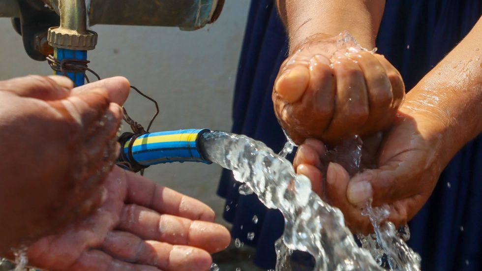En el país se aplica un incremento temporal a las tarifas de agua potable por consumo excesivo.