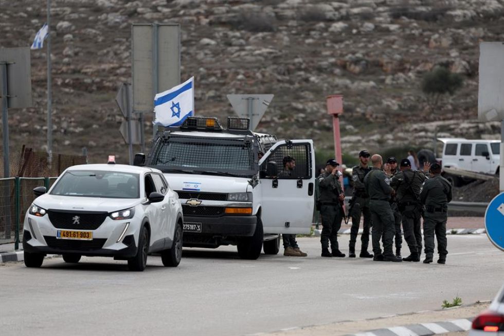Guardias de seguridad israelíes vigilan la prisión de Ofer, antes de la liberación de prisioneros palestinos.