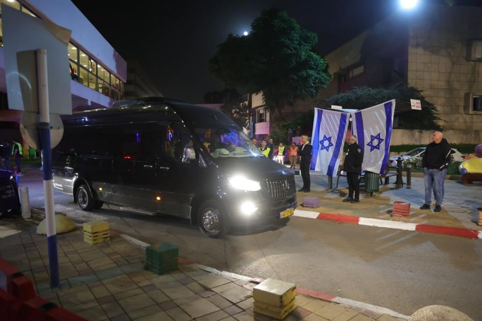 Un vehículo que transporta rehenes retenidos por Hamas en Gaza llega a un centro médico en Israel.