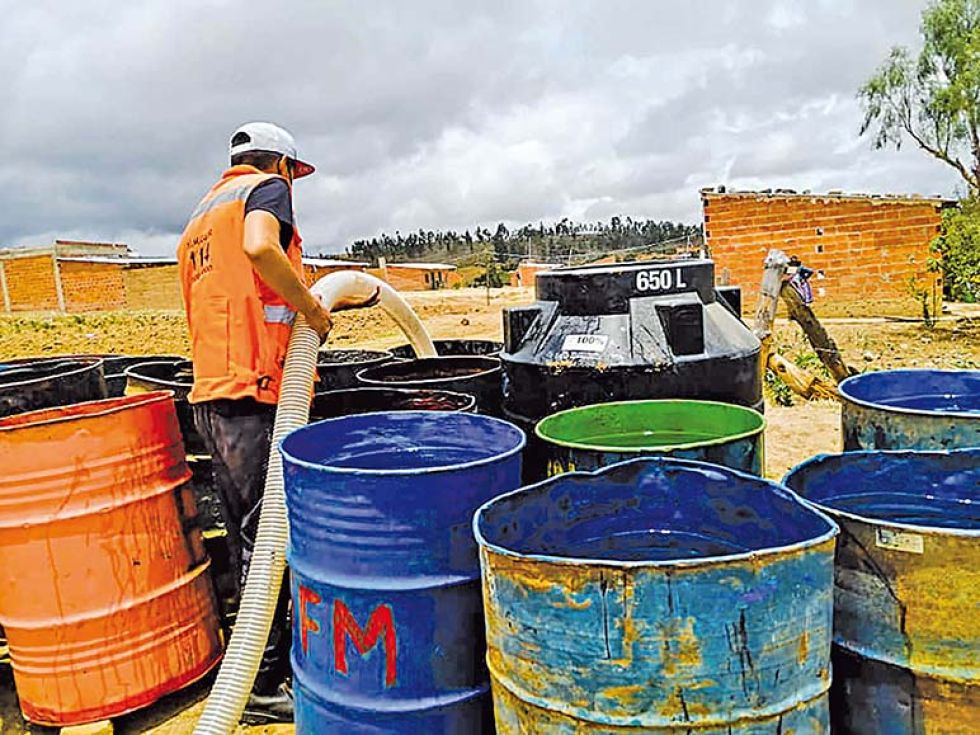 NECESIDAD. Hay miles de personas que no pueden acceder al agua potable por tubería y, contrariamente, hay otros que lo mal utilizan.