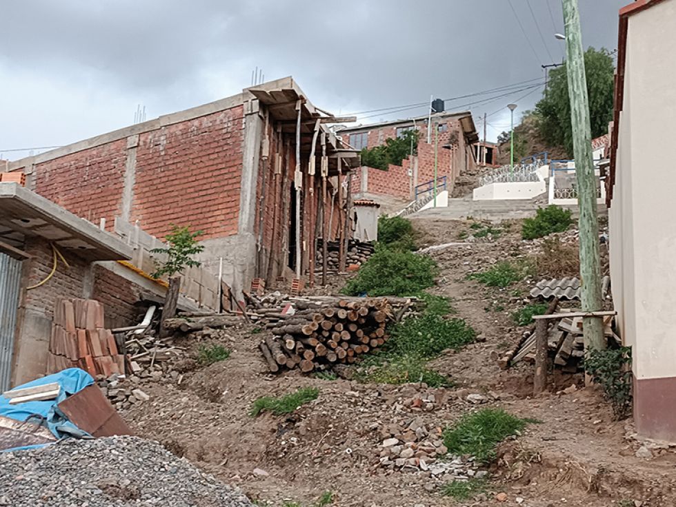 INCONCLUSAS. Las escalinatas del barrio 26 de Mayo, una obra sin terminar que perjudica a los habitantes de la zona.