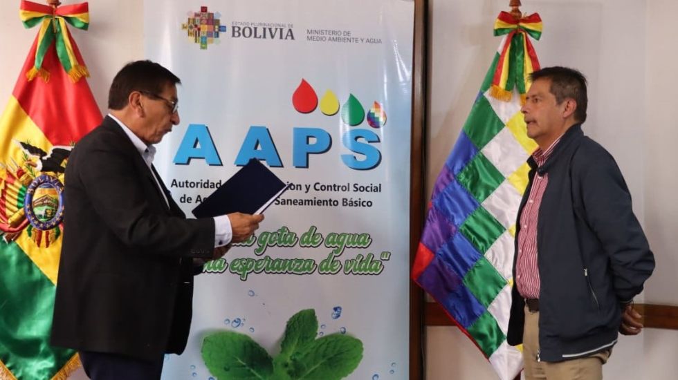 El ministro de Medio Ambiente, Rubén Méndez (i), posesionó este martes a Alejandro Luis Araujo Rosso (d).