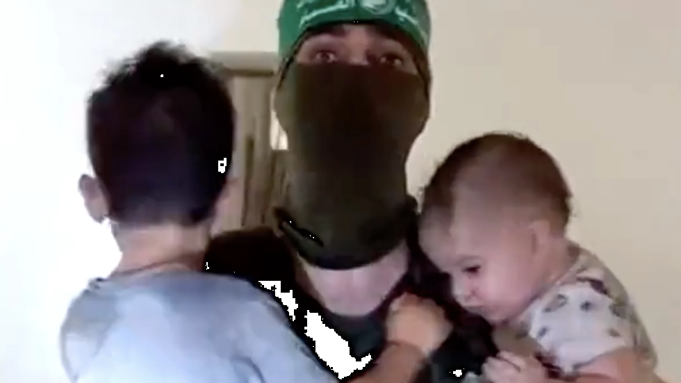 Dos de los niños secuestrados por Hamás mostrados en un video del grupo islamista