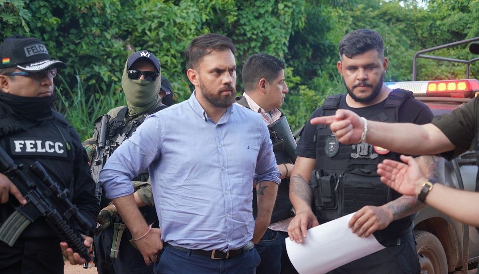 El ministro de Gobierno, Eduardo del Castillo, durante la entrega de un prófugo brasileño.