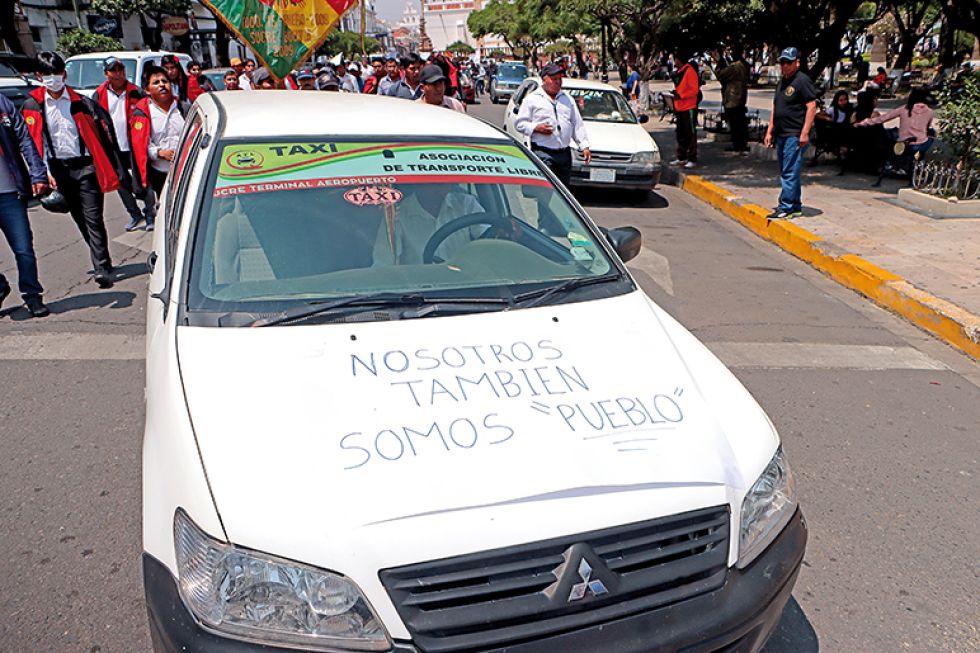PETICIÓN. Los taxistas organizados exigen la derogación del Decreto Edil 182/2023 que regula tarifas de taxis.