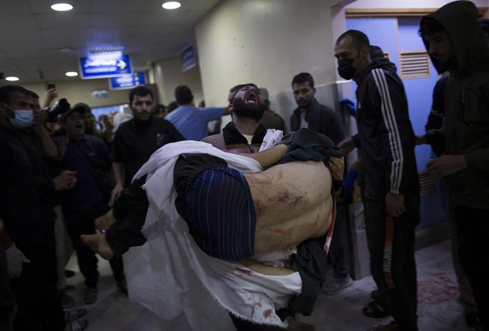 Un palestino traslada un herido en el Hospital Nasser en Khan Yunis tras un ataque aéreo israelí en el sur de la Franja de Gaza hoy 3 de diciembre.