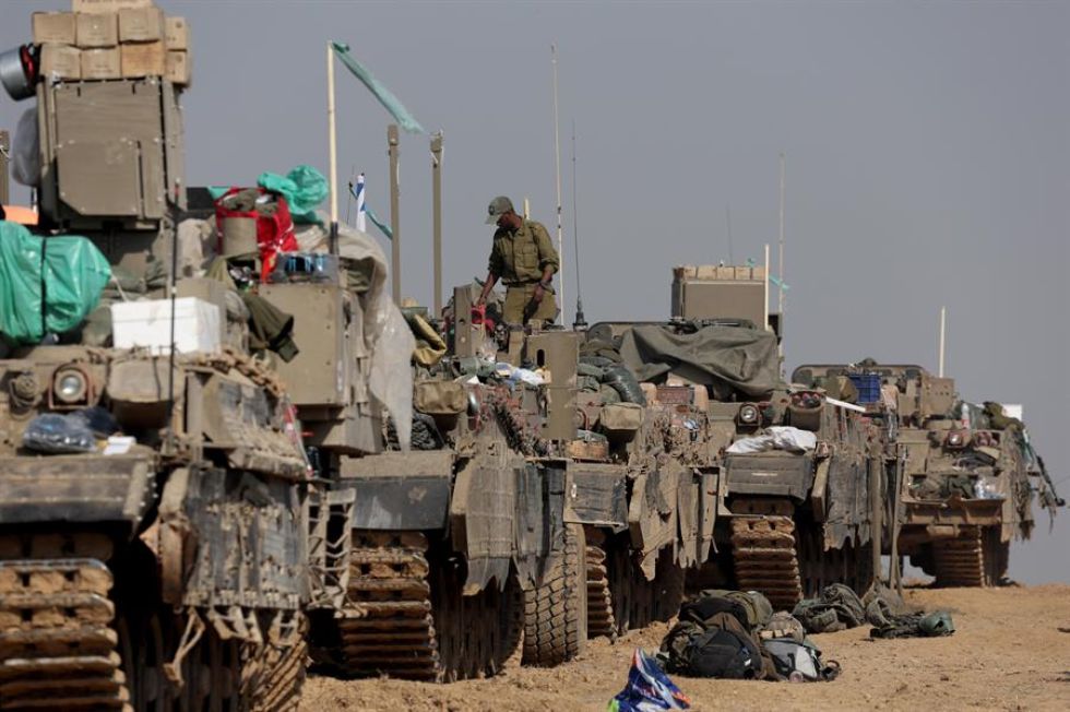 Soldados israelíes junto a su agradecimiento en un lugar de reunión cerca de la frontera con la Franja de Gaza.