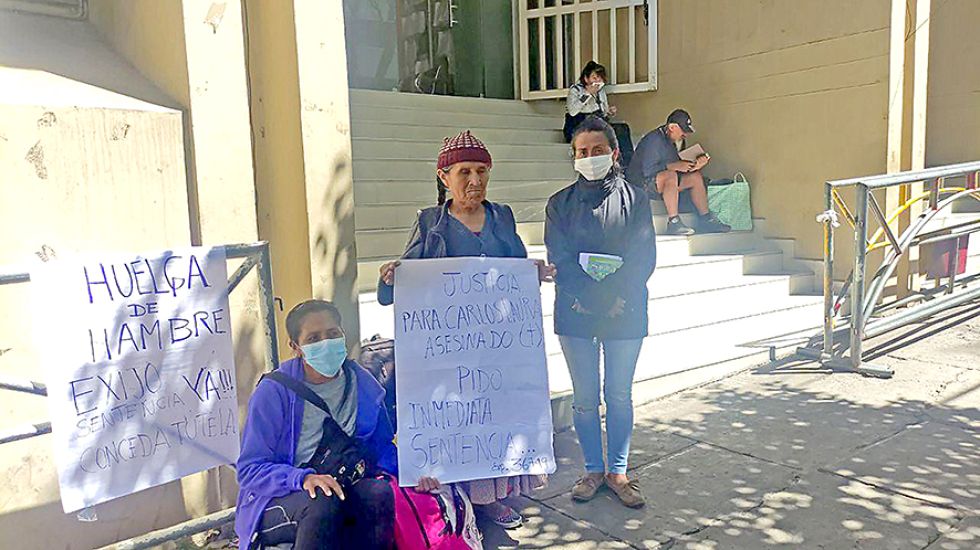 RECLAMOS. Casi a diario los demandantes realizan protestas en puertas del TCP, en Sucre.