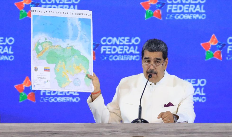 El presidente venezolano Nicolás Maduro presentó un mapa con el Esequibo como parte de su país.