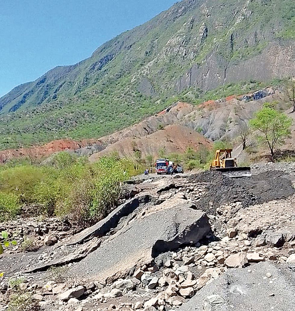 ATENCIÓN. Una máquina limpia la carretera en el tramo Villa Serrano - Puente Santa Rosa.