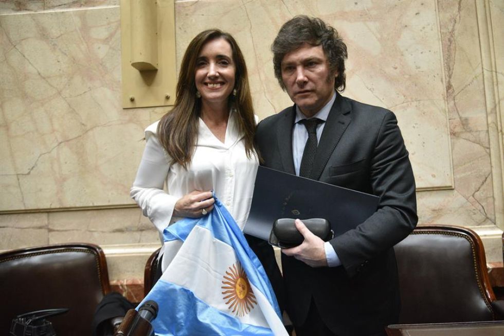 Fotografía cedida por el Congreso Argentina del presidente electo Javier Milei junto a su fórmula vicepresidencial Victoria Villarruel.