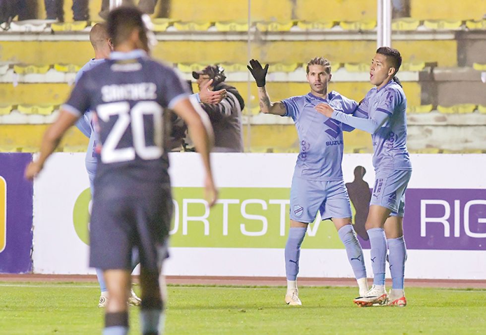 Patricio Rodríguez festeja el tercer gol de Bolívar junto a su compañero Ramiro Vaca anoche, en el triunfo sobre Aurora.