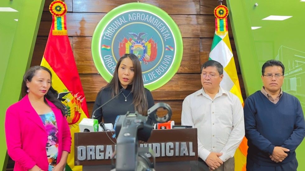 Magistrados del Tribunal Agroambiental en conferencia de prensa. 