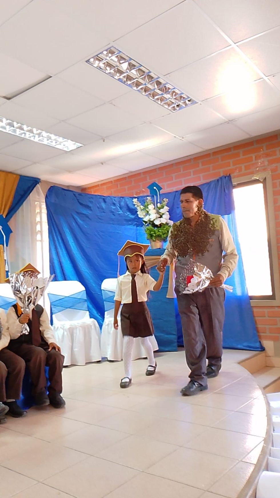 Eusebio Pinto, apicultor y papá, en el acto de su hija. GENTILEZA