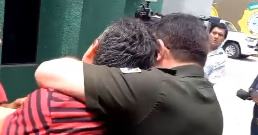 Momento en el que el coronel Erick Holguín agrede a Edmand Lara.