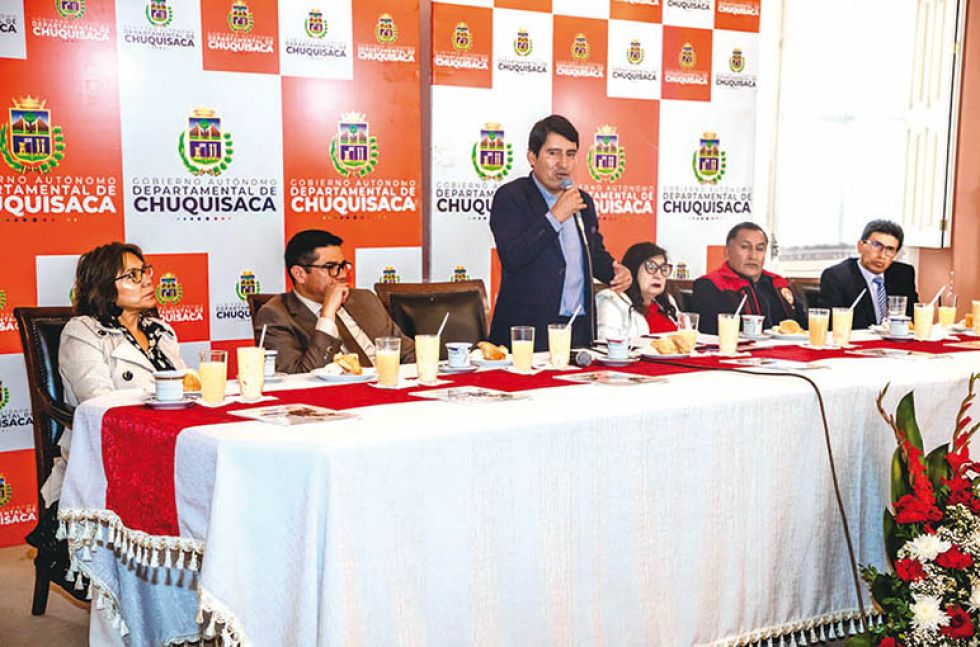 ACTO. El gobernador de Chuquisaca, Damián Condori, en su informe de su gestión, este jueves.
