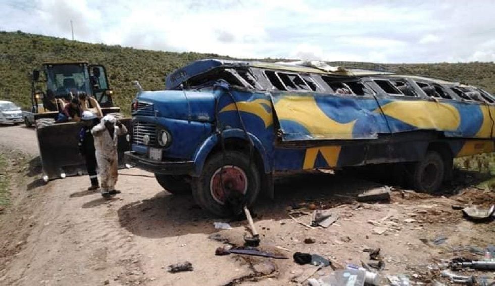 Confirman 5 fallecidos y 38 heridos en vuelque de un bus en La Paz