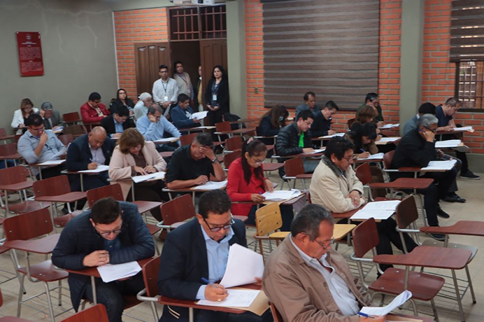 PROCESO. Los postulantes a vocales de una anterior convocatoria dando examen en Sucre.