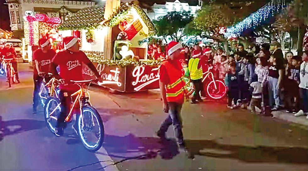 ALEGORÍA. El carro de la empresa chocolatera paseó por las calles de la ciudad.