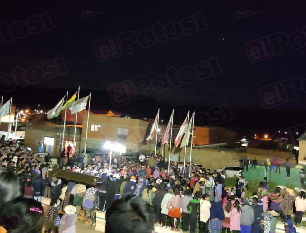 Una turba de pobladores de Sakamarca del municipio de Llallagua retuvieron anoche a tres presuntos ladrones.