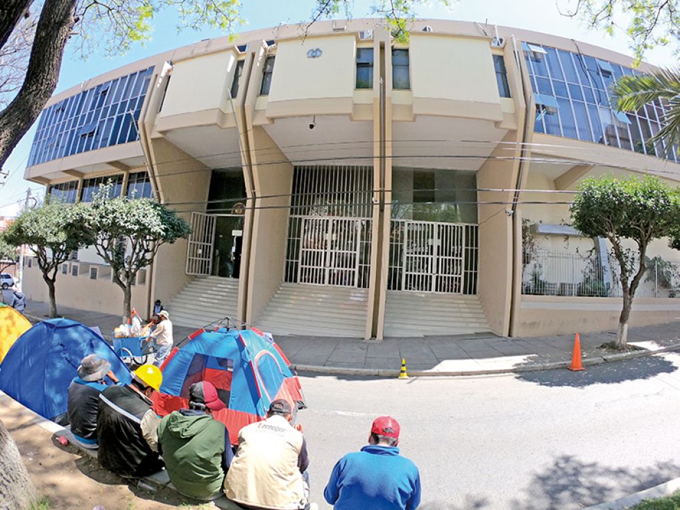 PRESIÓN. Protesta de sectores que llegaron a las puertas del TCP exigiendo a los magistrados una sentencia.