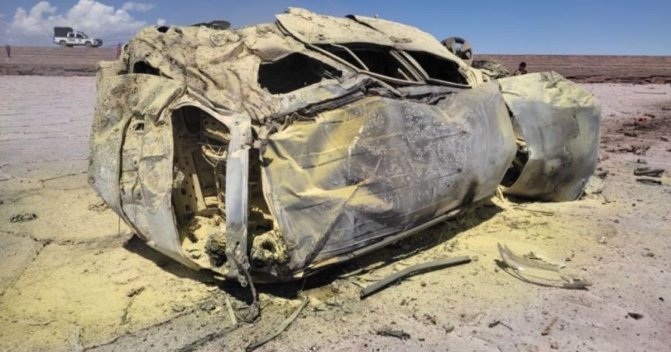 TRAGEDIA EN EL SALAR DE UYUNI. El vehículo calcinado después del accidente