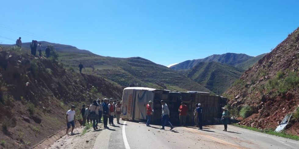 Una persona muerta en un accidente de bus en la carretera Cochabamba-Oruro