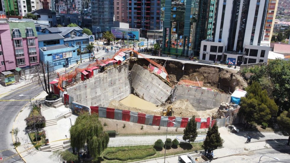 La zona donde ocurrió el desplome de un muro de contención y parte de la calzada.