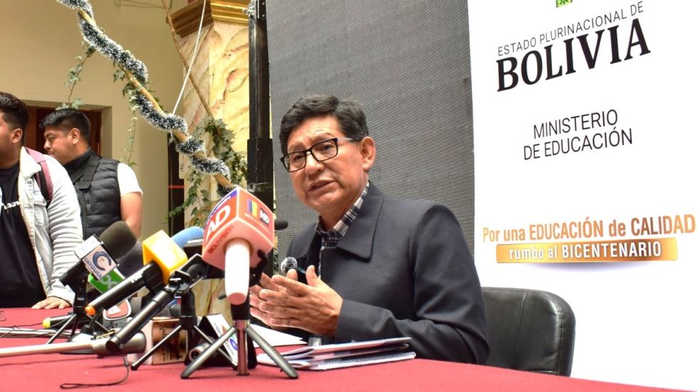 El ministro de Educación, Edgar Pary, brindó este viernes una conferencia de prensa.