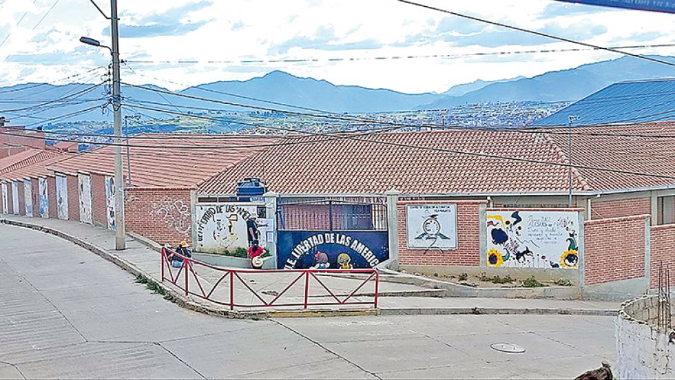 FILAS. Padres de familia acudieron a algunas unidades educativas de Sucre desde este domingo para “asegurar un cupo”.