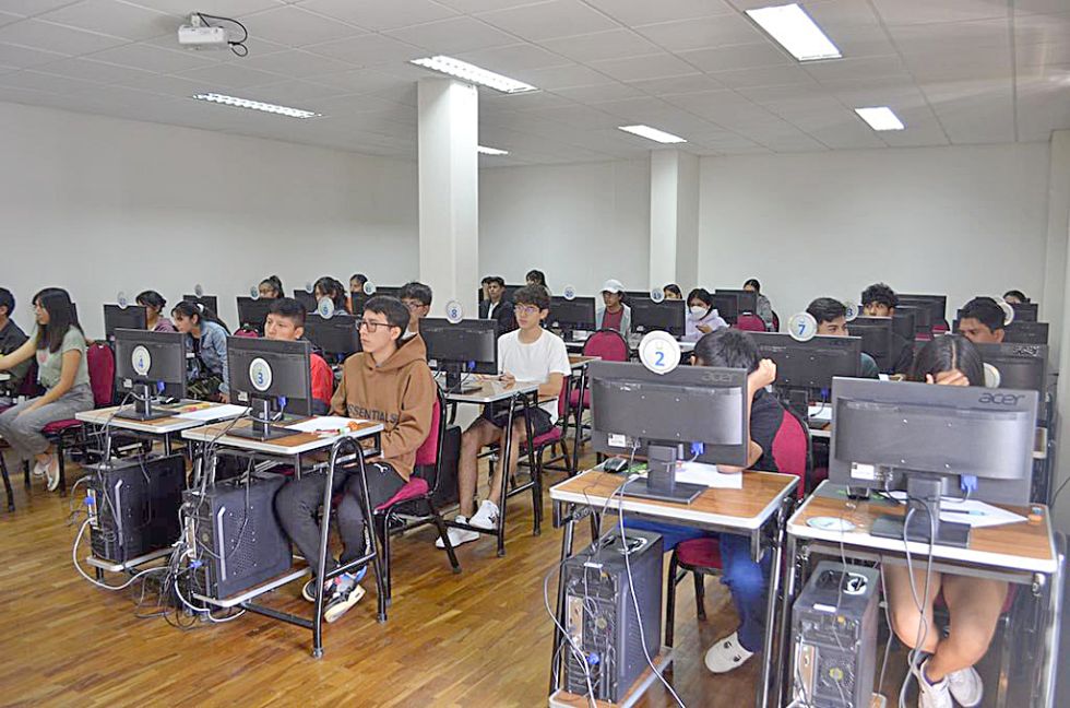 PRUEBA. Una imagen del examen de admisión del Curso Preuniversitario de la Universidad San Francisco Xavier.