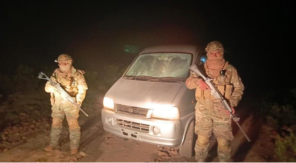 Dos militares del Comando Estratégico Operacional de Lucha Contra el Contrabando (CEO-LCC), junto a uno de los vehículos comisados.