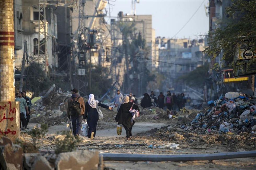 Casas y edificios destruidos tras ataques militares israelíes en los campos de refugiados de al Maghazi, en el sur de la Franja de Gaza, esta semana.