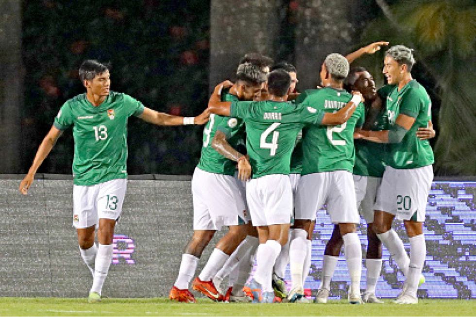 La celebración de los jugadores nacionales después del primer gol de José Briceño anoche, sobre Colombia.