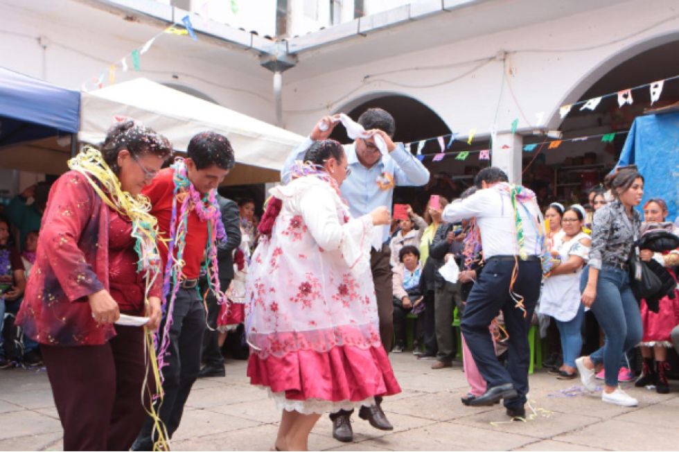 SUCRE. Compadres en el Mercado Central.