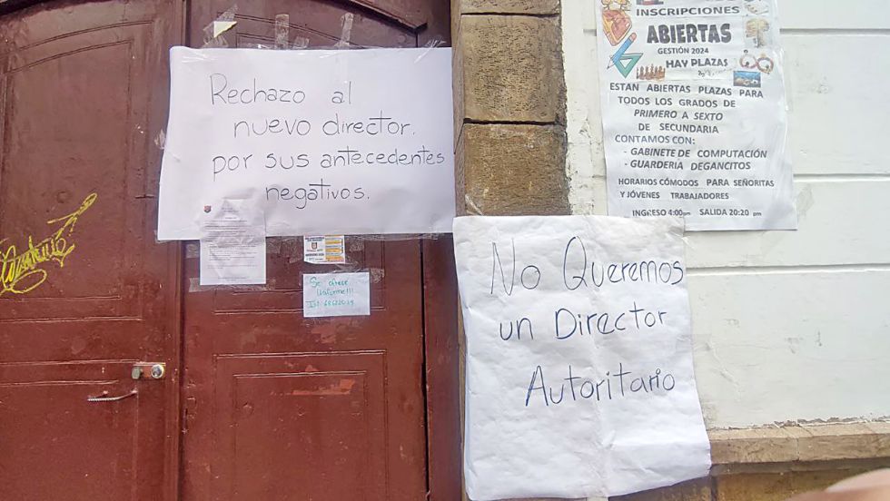 RECLAMO. Colocaron pancartas en la puerta.