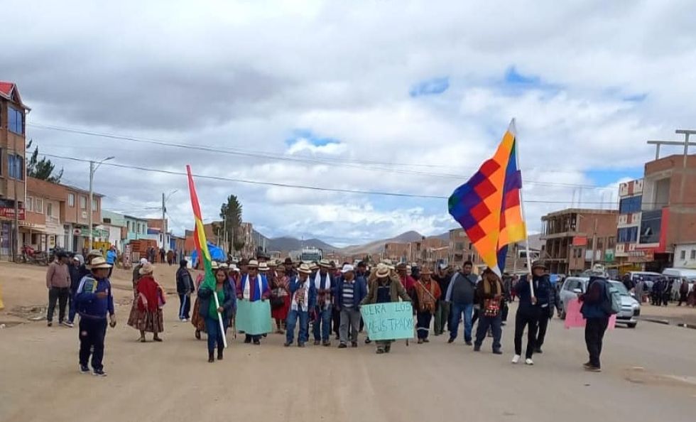 Los seguidores de Evo Morales levantan uno de sus puntos de bloqueo.