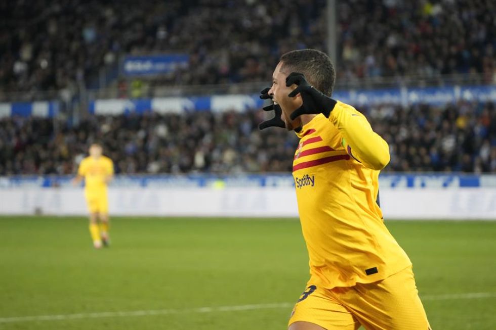 El delantero del Barcelona Vitor Roque celebra tras marcar el tercer gol ante el Alavés.