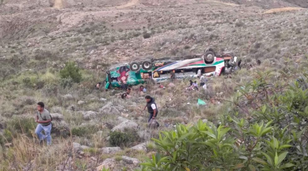 Fallecen tres personas en embarrancamiento de un bus en la ruta ...