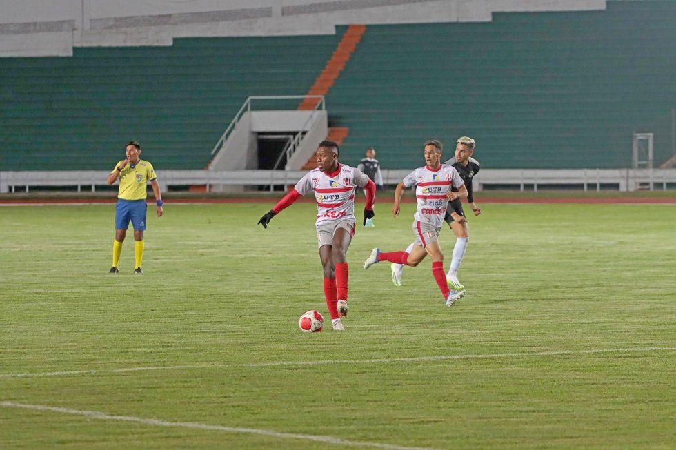 El colombiano Andrés Carabalí domina el balón en el partido de anoche, en el estadio Patria.