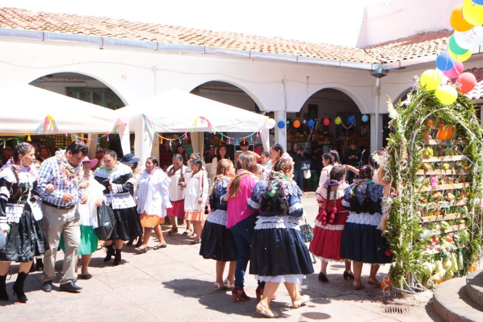 Fiesta. La celebración de la festividad de comadres arrancó en el Mercado Central.