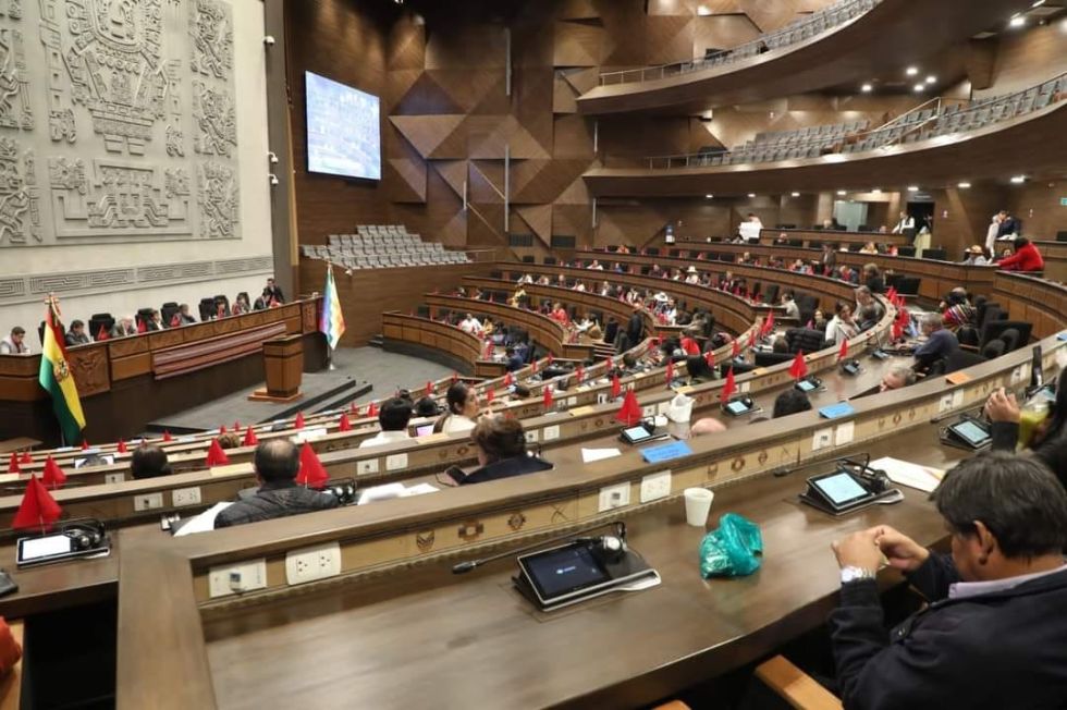 Al comenzar la sesión, los representantes de la oposición ya habían anunciado su intención de aprobar esta convocatoria.