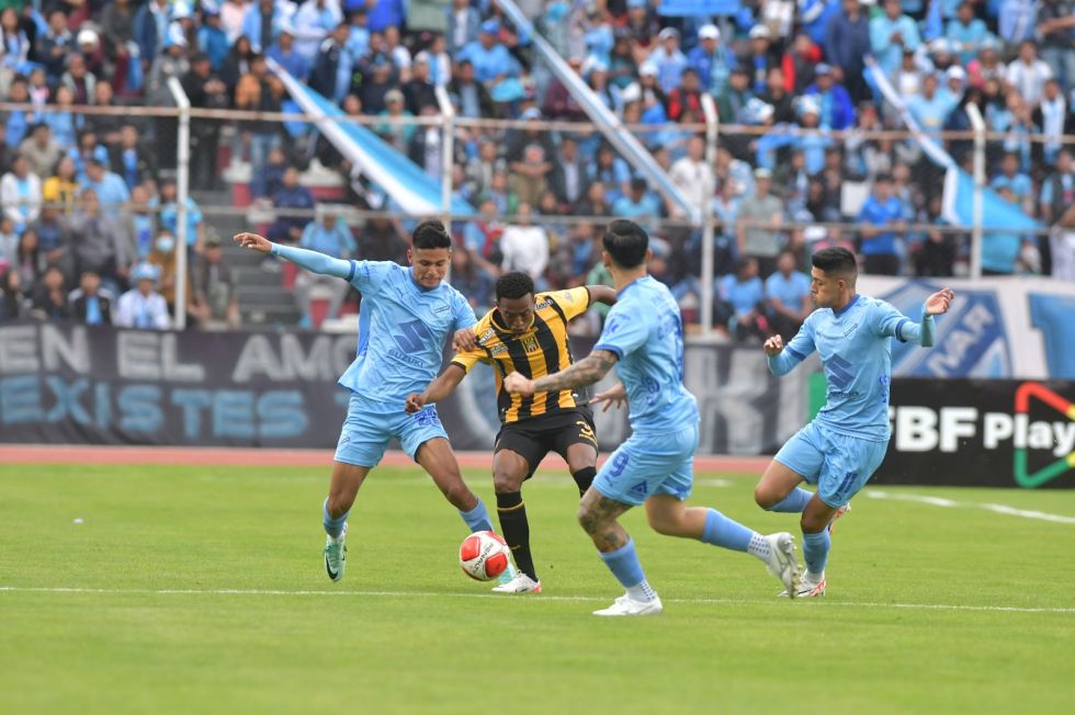 Jugadores de Bolívar intentan robar el balón a Jaime Arrascaita de The Strongest