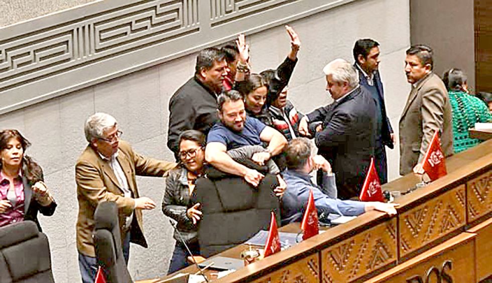 DIPUTADOS. Una imagen de la sesión del pasado jueves, cuando se registraron actos de violencia.